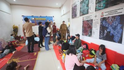 Di Tengah Pengungsian Banjir, Munafri Hadir Menyapa dan Menguatkan Warga